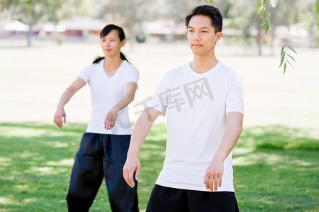 人们在公园里练太极拳。夏天人们在公园里练太极拳