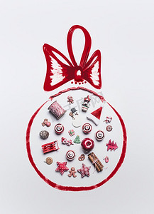 圣诞节装饰对象布置在形状的圣诞节小玩意儿与丝带在白色背景，顶视图