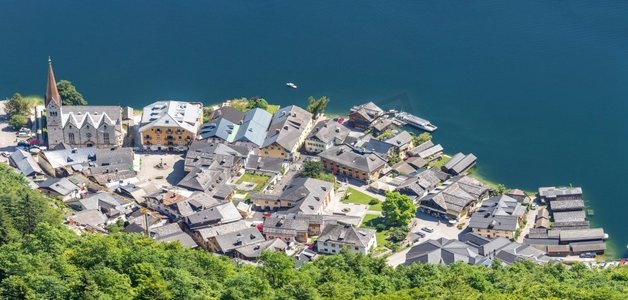 村庄俯瞰摄影照片_俯瞰奥地利阿尔卑斯山的哈尔斯塔特村