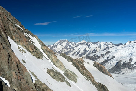 雪山。雪域蓝天的自然山水景观