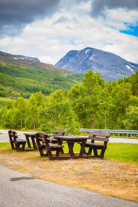 野餐现场表和长凳与看法在诺勒山，斯堪的纳维亚欧洲。露营地与野餐桌在诺勒山