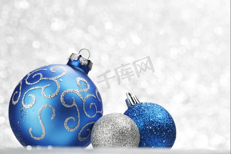 圣诞装饰球摄影照片_浅银色波克背景的圣诞装饰球