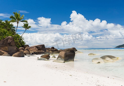 旅行，海景和自然概念-海岛海滩在印度洋在seyouth。岛屿海滩在印度洋上seyouth