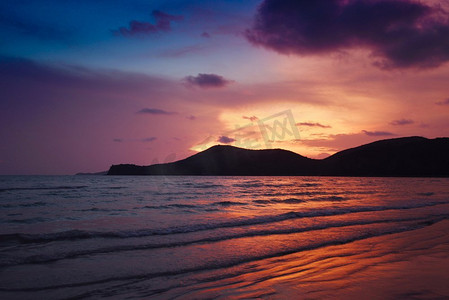 海滩日落剪影岛屿美丽的海滩沙在热带海夏天五颜六色的橙色和蓝色天空山背景 