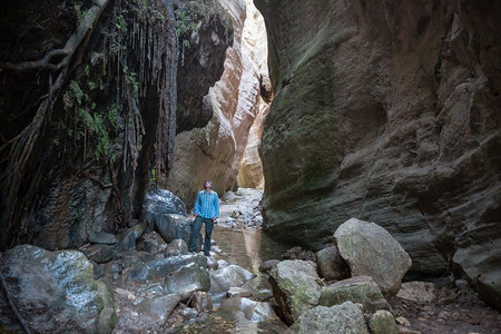 玷污摄影照片_Avakas Gorge的游客塞浦路斯帕福斯区塞浦路斯南部著名的小峡谷。