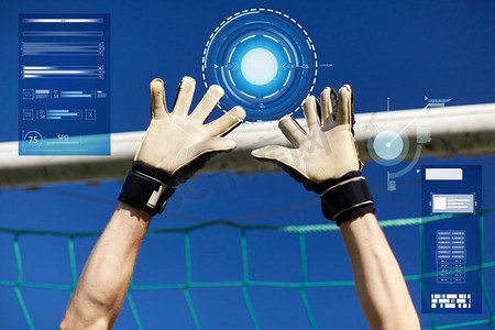 体育和技术概念-足球运动员或守门员在足球球门前举手。守门员或足球运动员在足球球门前握手