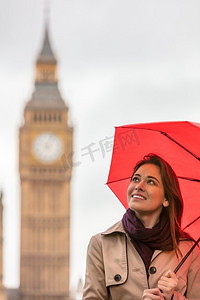 大伞摄影照片_在度假的女孩或年轻妇女游客有一把红色伞与大笨钟在背景，伦敦，英格兰，大不列颠