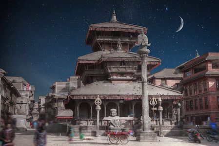 尼泊尔加德满都瓦莱巴克塔普尔的杜巴广场的寺庙。夜晚闪耀的月亮和星星