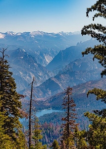 王者出征摄影照片_从加州国王峡谷国家公园全景俯瞰休谟湖