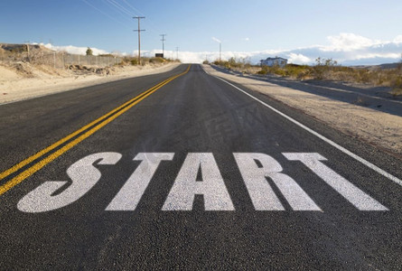 新的开始，旅行和冒险的概念-郊区沥青路上的Word Start特写。郊区沥青路Word Start特写