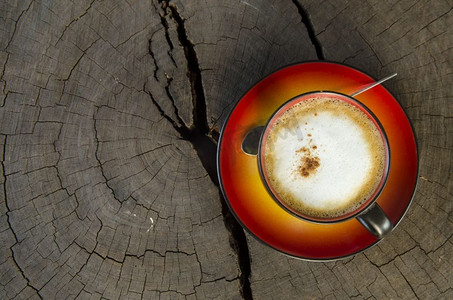 一杯艺术咖啡在木背景