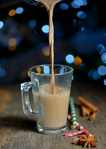 一杯热可可饮料和圣诞树彩灯