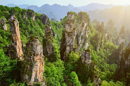 中国著名的旅游景点—张家界石柱悬崖山日落在武陵源，中国.中国张家界山脉