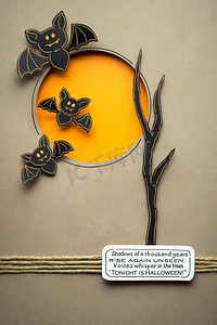 创意万圣节概念照片的蝙蝠的纸在棕色的背景。