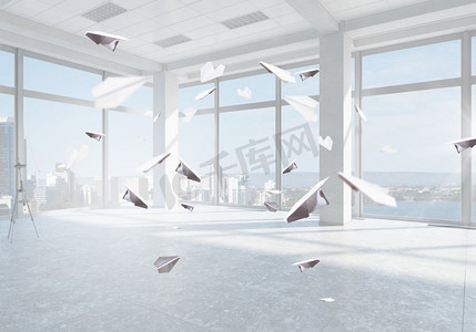 褶皱图标摄影照片_办公室里的纸飞机。白色空荡荡的内饰，飞着的纸飞机