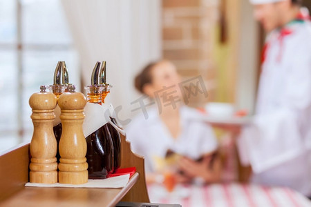位访客摄影照片_餐厅里的一位年轻女子。餐厅里坐在餐桌旁的年轻女子