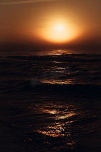 红色海滩摄影照片_令人惊叹的五颜六色的红色日落在晚上的海地平线。宁静的场景。自然背景。风景..美丽的红色日落海面