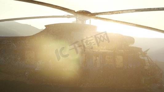 沙漠中锈迹斑斑的旧军用直升机。老旧生锈的军用直升机