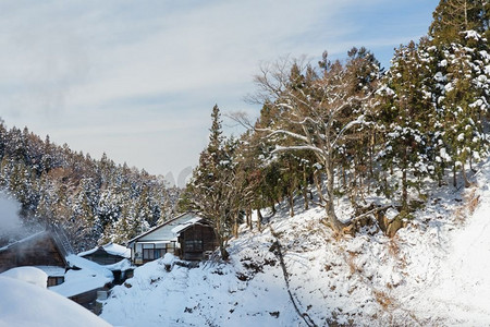 自然景观概念—日本冬季的乡间别墅和森林山丘。日本冬天的乡间别墅和森林山丘