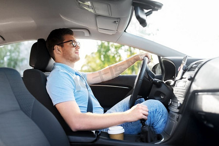 交通、车辆和人的概念-戴眼镜的人或司机在夏天开车。戴眼镜的男人或司机在夏天开车
