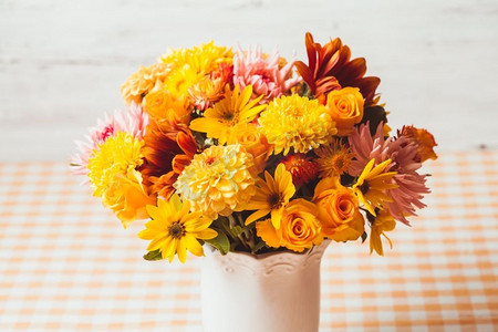 厨房里桌子上的花瓶里有鲜花。秋日黄花