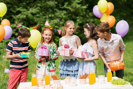 粉色草莓熊生日背景图摄影照片_生日、聚会、礼物、礼物