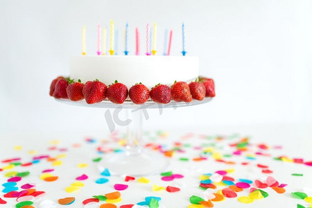 食物，甜点和党的概念—关闭与蜡烛和草莓的生日蛋糕关闭与蜡烛在立场