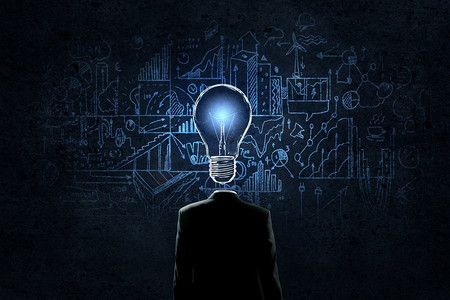 电灯泡大脑摄影照片_脑子里有个好主意。与商人和电灯泡的想法概念代替他的头