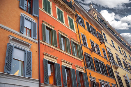 罗马历史中心的彩色房屋。意大利