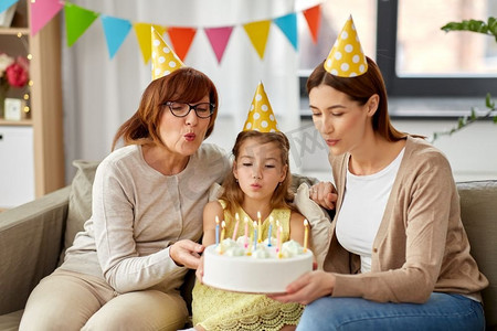 生日女孩摄影照片_祖母、生日、蛋糕、家庭