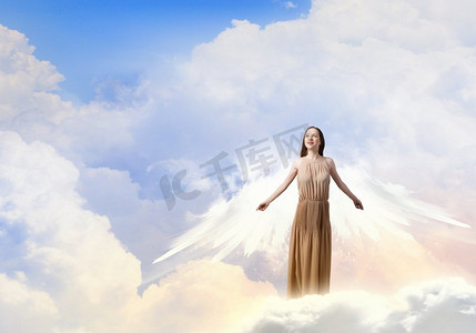 天使女孩高飞有吸引力的女人与天使的翅膀在天空背景