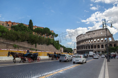 圆形欧式摄影照片_意大利罗马--2012年10月17日：罗马竞技场附近的繁忙街道--罗马城中心的古老圆形剧场