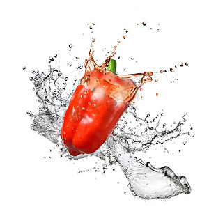 洒辣椒摄影照片_将鲜水洒在白色的红辣椒上