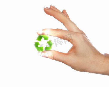 带有绿色环保和回收标志的人类之手