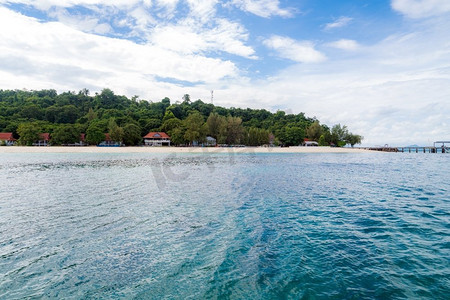 浮潜点与美丽的珊瑚景观在拉查岛普吉岛泰国