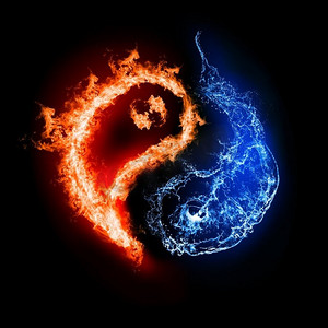 蓝色闪电摄影照片_象征着阴和阳的黑暗背景中的形式火和水。两个元素的符号。
