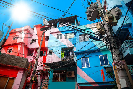 五颜六色的彩绘建筑物的贫民窟在里约热内卢巴西