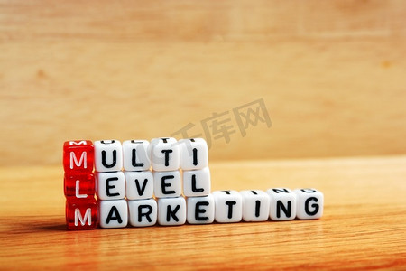 传销摄影照片_传销多层次营销写在骰子在木背景