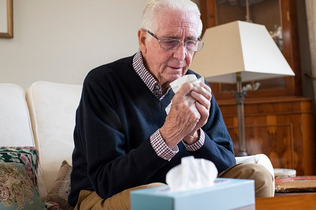 喷嚏摄影照片_家中老人患感冒或流感病毒