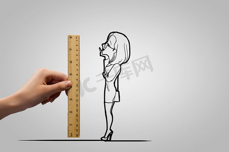 滑稽的漫画。用尺子测量人手的女商人漫画