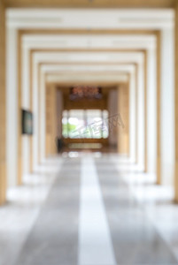 抽象的室内廊道模糊在现代建筑背景中的运用