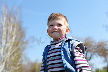 画名：春天公园里的小男孩Portrait of Little Boy in Spring Park