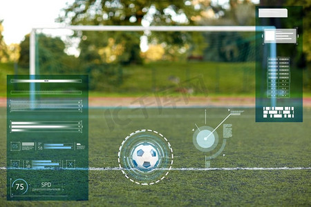 体育、足球和技术概念--足球赛场上的球和球。足球场上的足球和球门