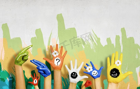 多姿多彩的生活！人类的手在五颜六色的油漆中显示符号