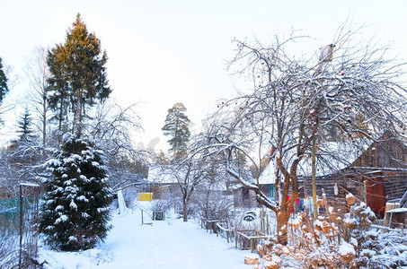 白雪皑皑的乡村小屋。俄罗斯乡村积雪覆盖的农舍