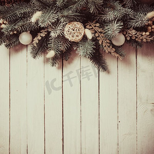 带有松树和白色装饰品的圣诞边框设计。圣诞雪地边框设计
