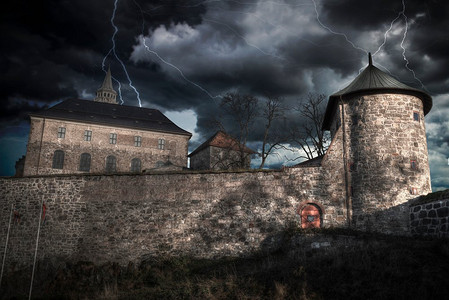 雷雨大并伴有闪电。阿克苏斯要塞--挪威首都奥斯陆的一座城堡。雷雨大并伴有闪电。