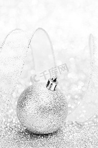 圣诞节装饰球和丝带在银闪光背景