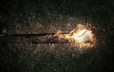 棒球游戏的概念与球在火焰。混合媒体。球在火中燃烧