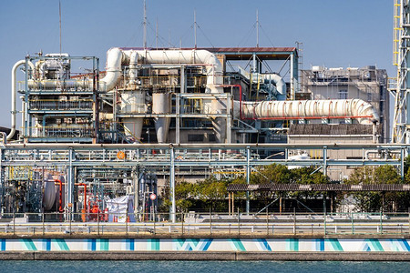 化工厂工厂与气体存储和管道结构与烟囱烟雾在川崎市附近的日本东京